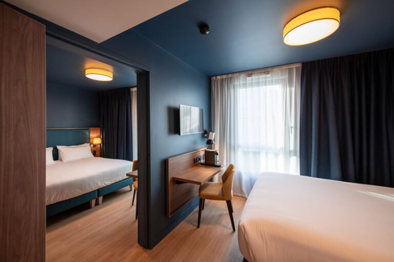 Photo d'une chambre double communicante de l'Hôtel de la Cité à Nantes.