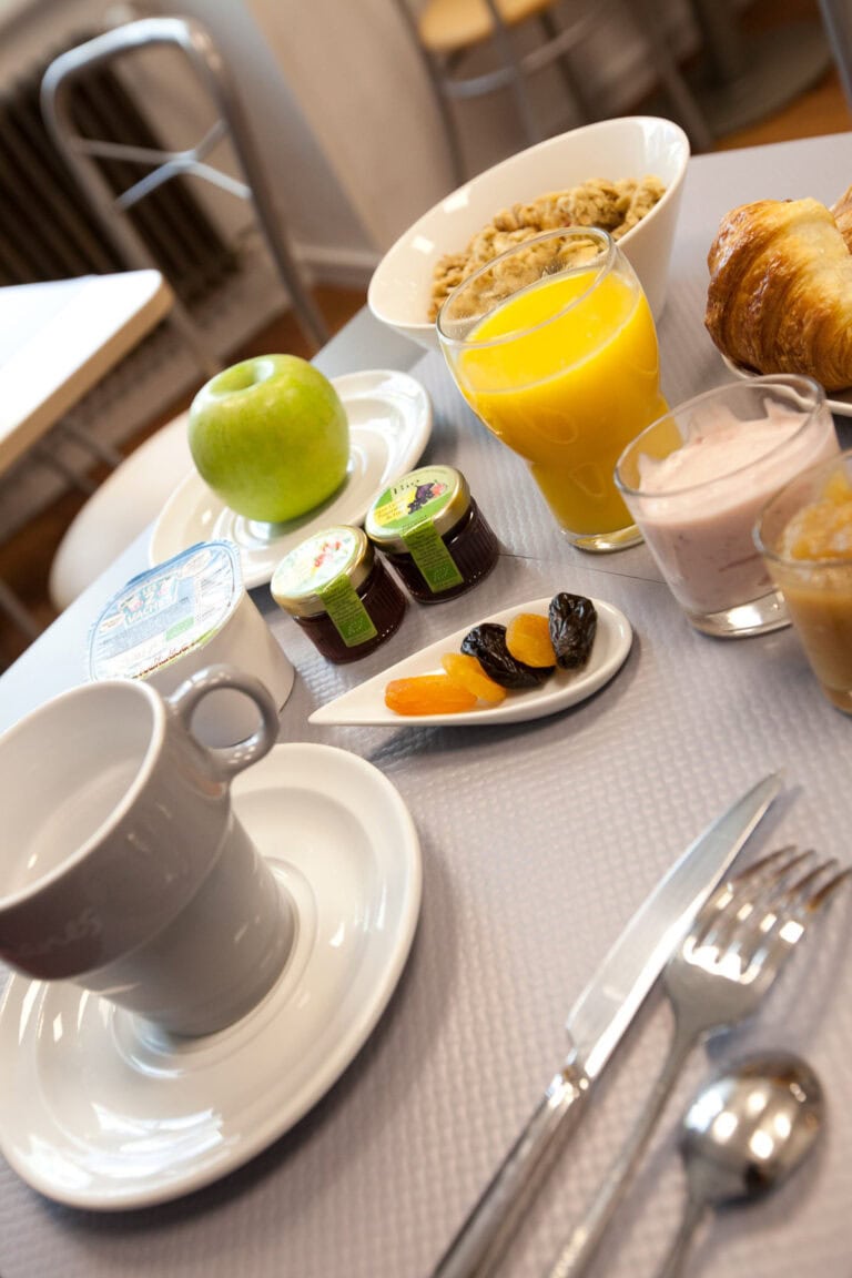 Photo d'un petit-déjeuner de l'Hôtel Duquesne à Nantes.