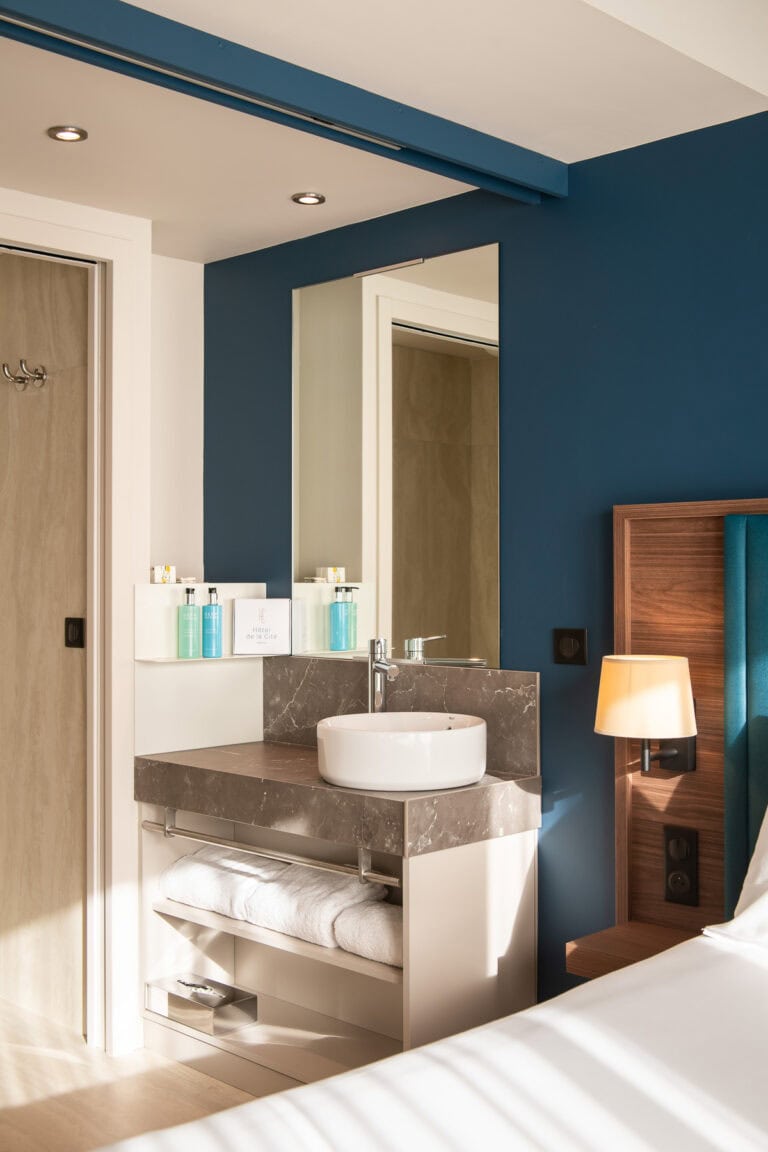 Photo d'une chambre double deluxe de l'Hôtel de la Cité à Nantes.