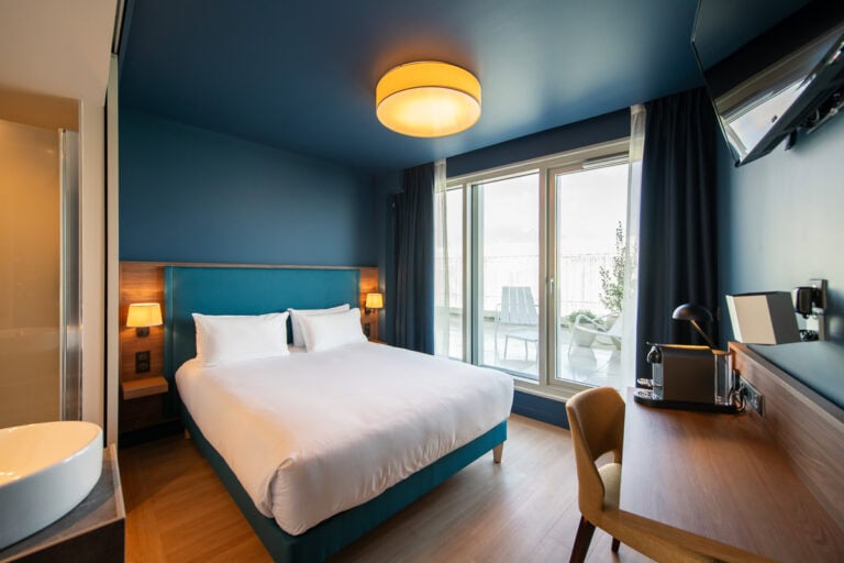 Photo d'une chambre double deluxe de l'Hôtel de la Cité à Nantes.