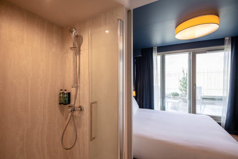 Photo d'une chambre double deluxe de l'Hôtel de la Cité à Nantes.