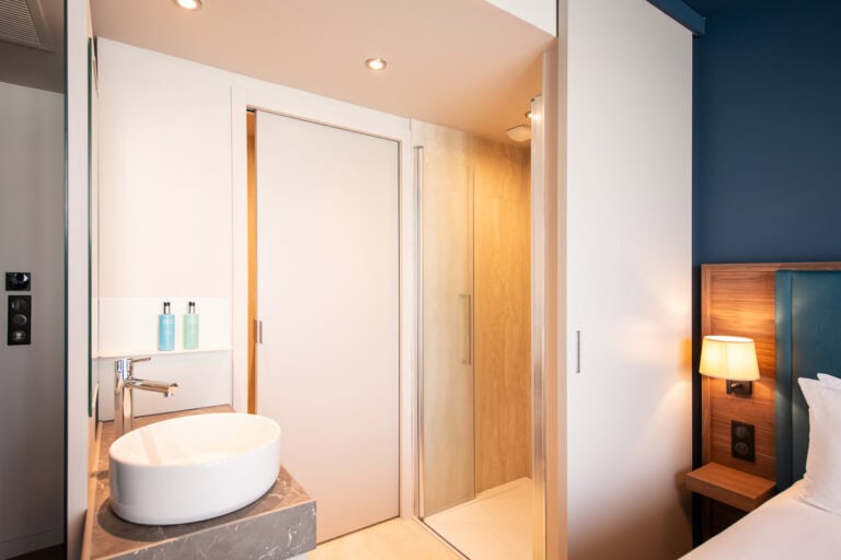 Photo d'une chambre double deluxe de l'Hôtel de la Cité à Nantes.