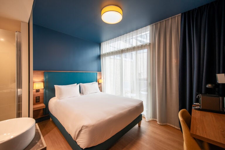 Photo d'une chambre double deluxe de l'Hôtel de la Cité à Nantes.