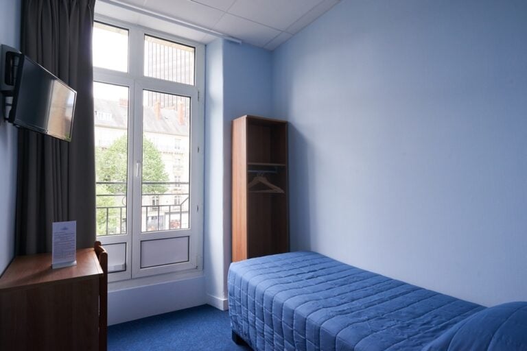 Photo d'une chambre individuelle à l'Hôtel Petit Duquesne à Nantes.