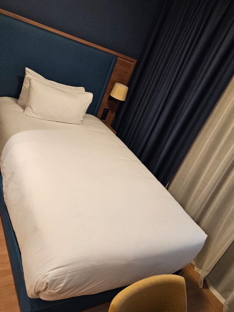 Photo d'une chambre individuelle à l'Hôtel de la Cité à Nantes.