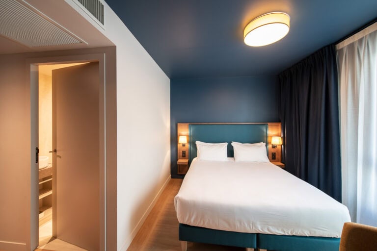 Chambre double avec un grand lit deux places.