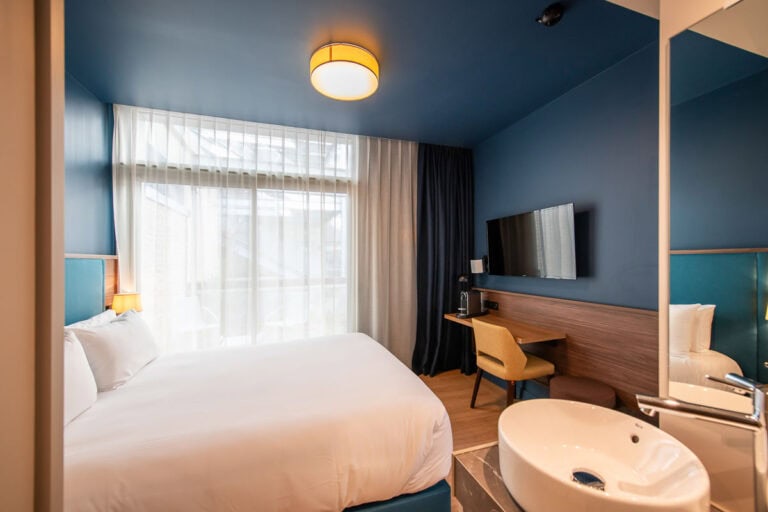 Photo d'une chambre double supérieure à l'Hôtel de la Cité à Nantes.