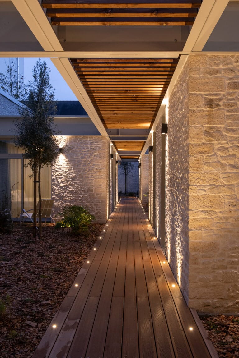 Photo de l'extérieur d'une chambre supérieure sur patio à l'Hôtel de la Cité à Nantes.