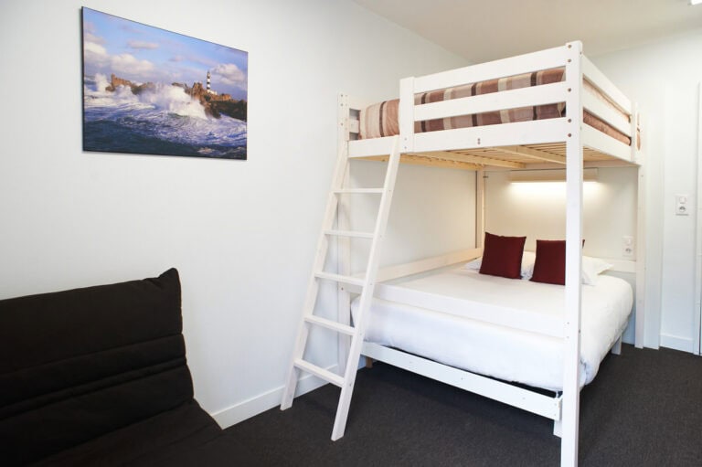 Photo d'une chambre familiale à l'Hôtel Chateaubriand à Nantes.