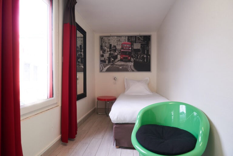 Photo d'une chambre individuelle à l'Hôtel Chateaubriand à Nantes.