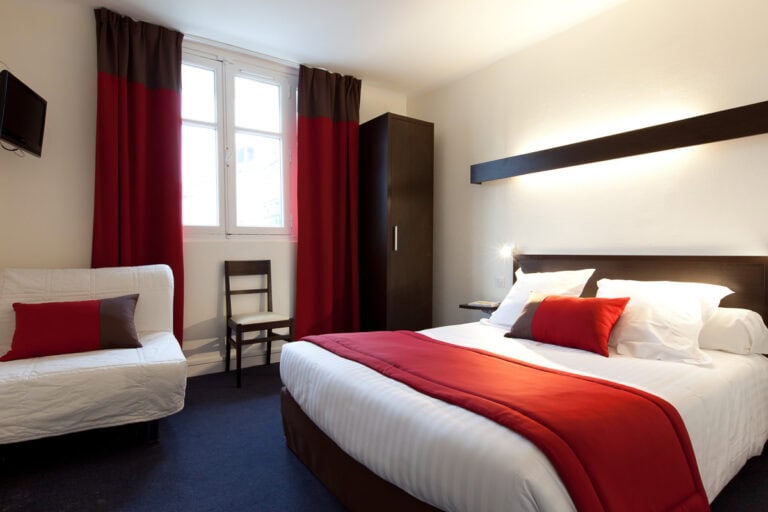 Photo d'une chambre triple à l'Hôtel Chateaubriand à Nantes.