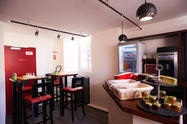 Photo de la salle de petit-déjeuner de l'Hôtel Chateaubriand à Nantes.