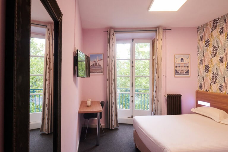 Photo d'une chambre double à l'Hôtel Duquesne à Nantes.