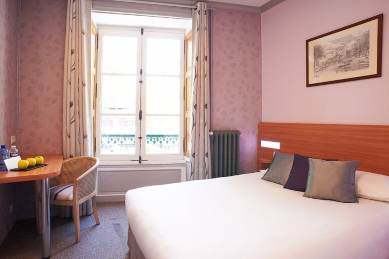 Photo d'une chambre double à l'Hôtel Duquesne à Nantes.