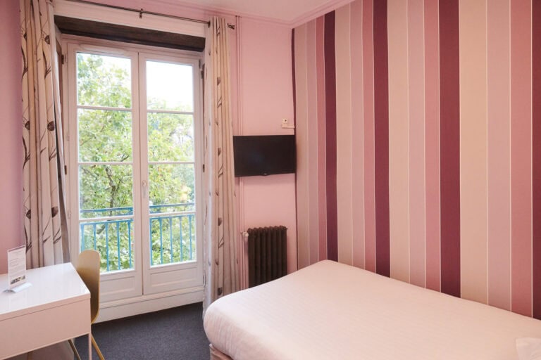 Photo d'une chambre individuelle à l'Hôtel Duquesne à Nantes.