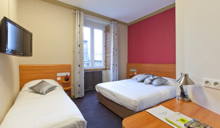 Photo d'une chambre triple à l'Hôtel Duquesne à Nantes.