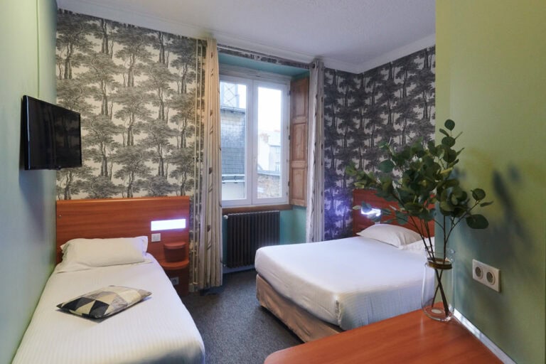 Photo d'une chambre triple à l'Hôtel Duquesne à Nantes.