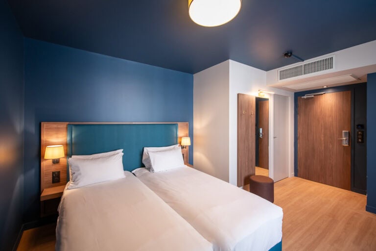 Photo d'une chambre double avec lit jumeaux (Twin) à l'Hôtel de la Cité à Nantes.