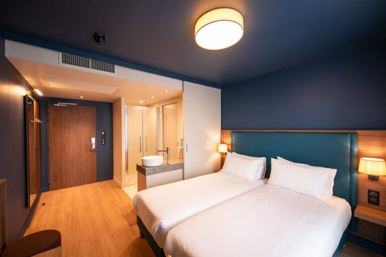 Photo d'une chambre double avec lit jumeaux (Twin) à l'Hôtel de la Cité à Nantes.