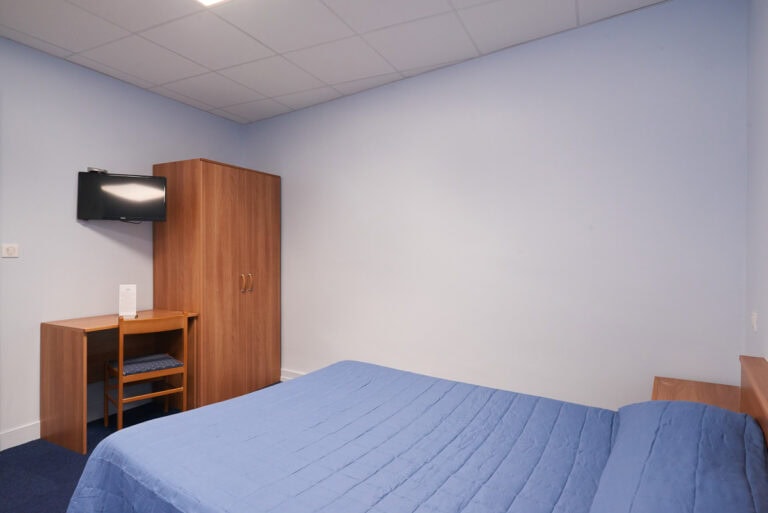 Photo d'une chambre double à l'Hôtel Petit Duquesne à Nantes.