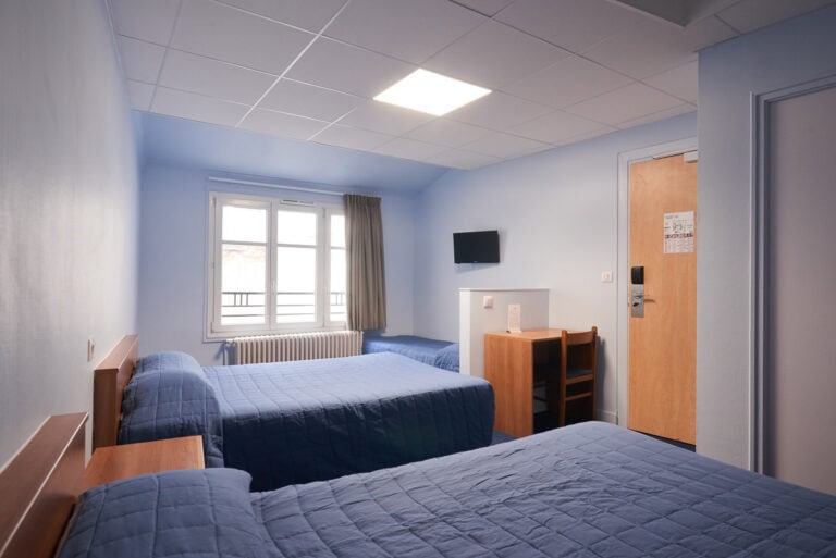 Photo d'une chambre familiale à l'Hôtel Petit Duquesne à Nantes.