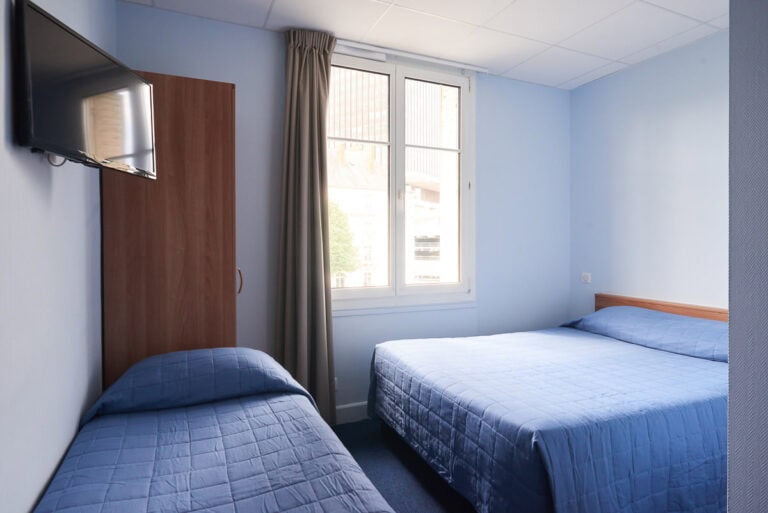 Photo d'une chambre triple à l'Hôtel Petit Duquesne à Nantes.